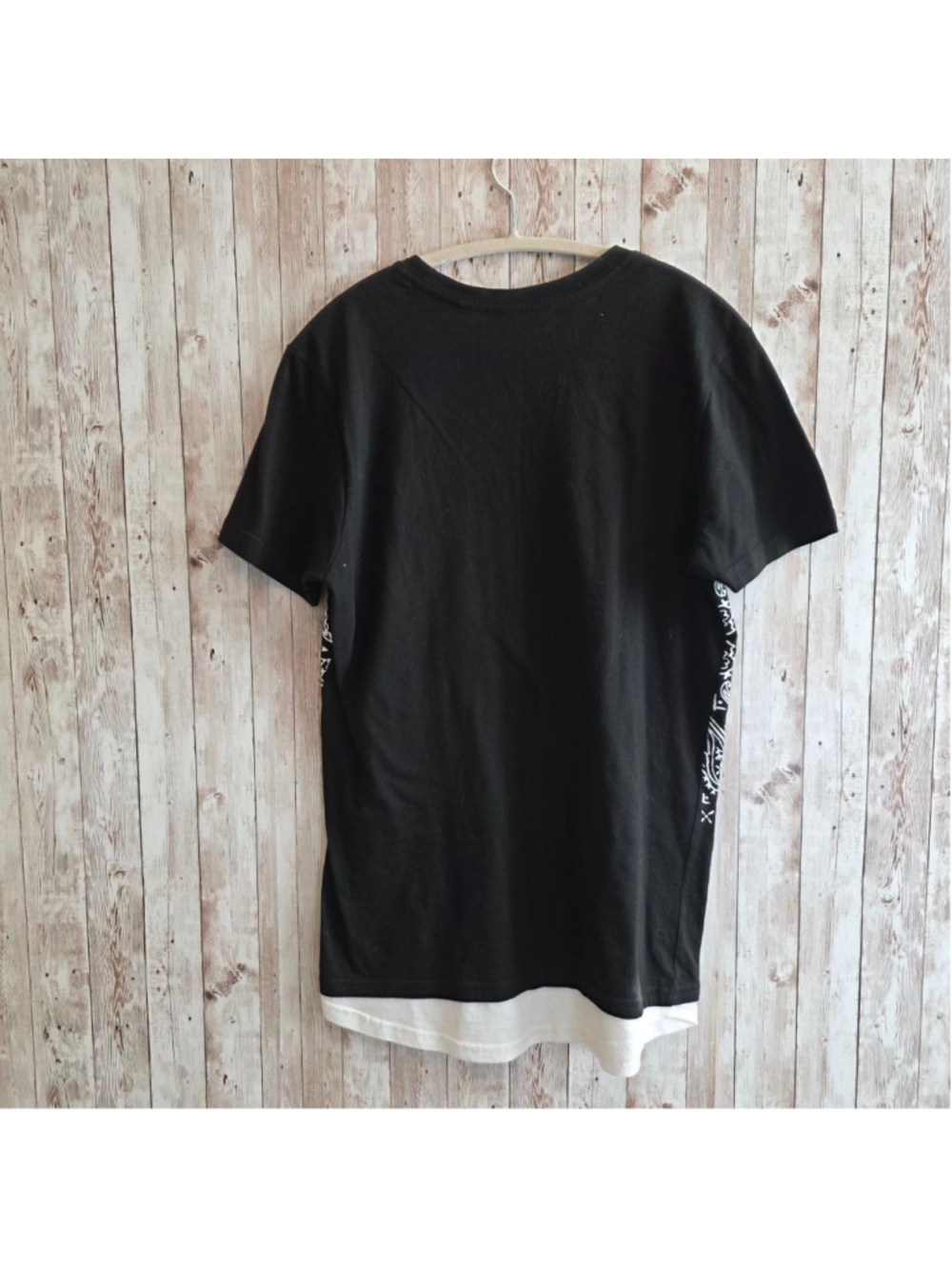 Men's GUESS Black and White Bandana Print Short Sleeve Tee XS - Picture 6 of 6